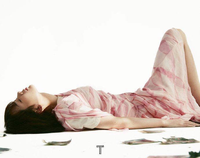 杨紫时尚大片惹麻烦：造型被曝抄袭王菲，摄影