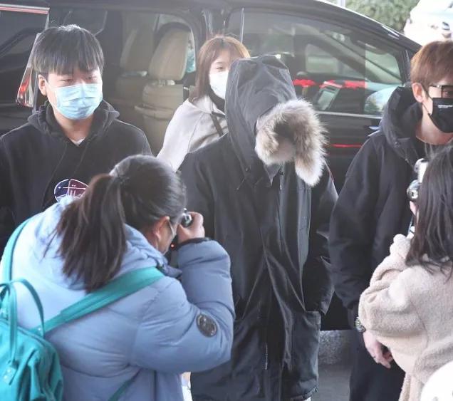 Spring late couplet platoon: Qin Hailu takes vacuum cup, yang Mi publicizes the film with guaze mask, ni Ni wears cape to become short