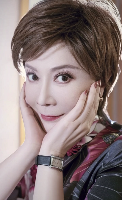 这次居然被蔡明美到了，58岁的年纪穿上旗袍后，身材比例真绝