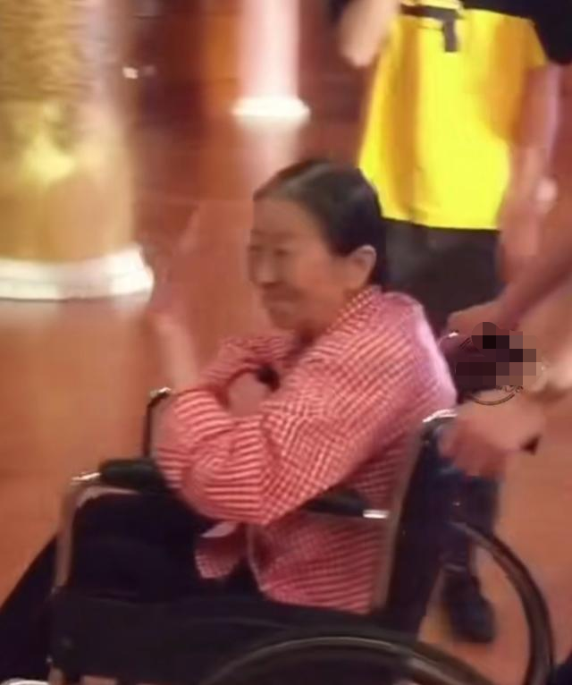 83岁张少华晚年凄惨！坐轮椅客串拍戏，出院仅干儿子杨志刚来接