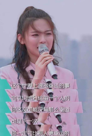 从餐厅服务员到顶流女明星，杨超越是如何一路