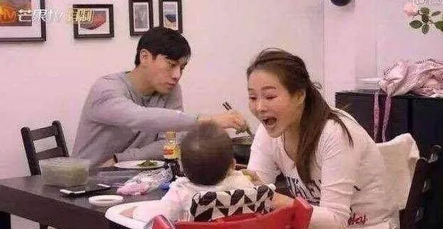 同是二婚姐弟恋，嫁对人了一个当公主宠，一个