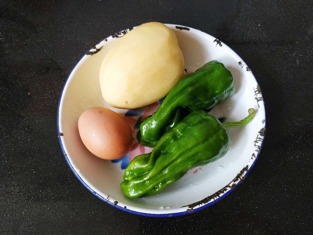 How can potato shreds keep on being fried?  The farmer’s chef has a trick, the taste is mellow and chewy