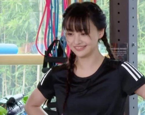 郑爽做运动太累直接蹲下去，却忘记穿的是紧身