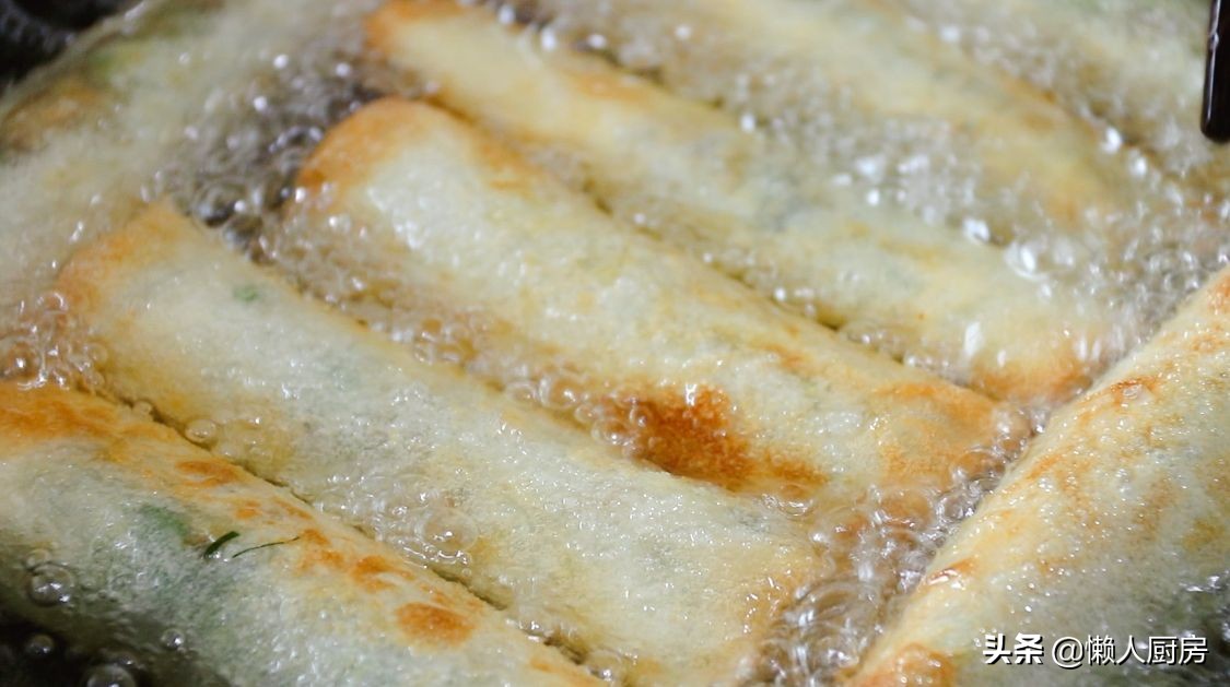 初春嚐鮮，挖野菜一天能賣100元，這樣包著春捲吃，還會灌湯