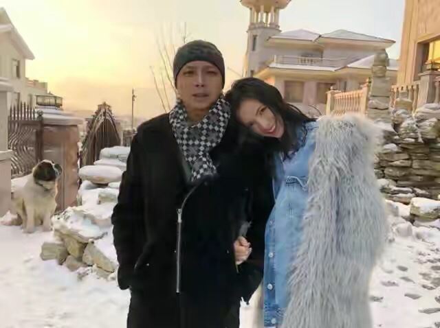 王思聪前女友家中热舞，腰太细裤子拿皮筋勒住