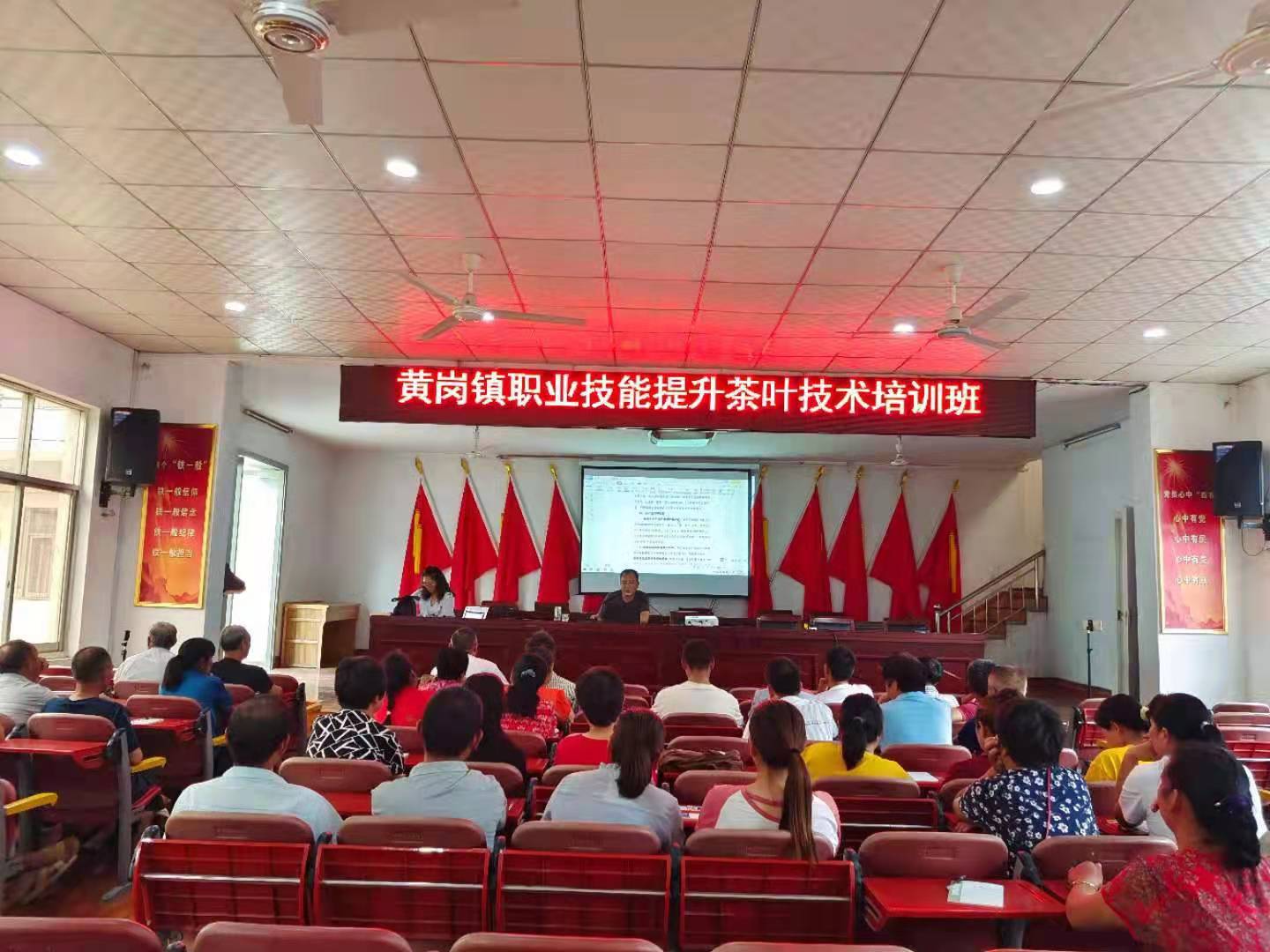 【我为群众办实事儿】桐柏县黄岗镇：开展职业技能提升培训 助力群众致富奔小康