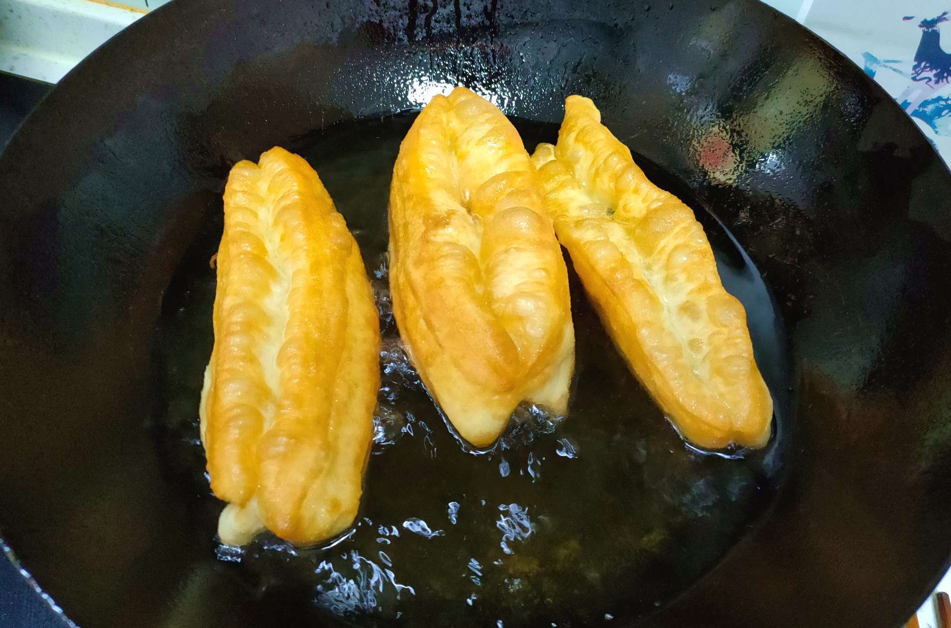 炸油條想要蓬鬆酥脆，有人加雞蛋、有人加酵母粉，其實都不正確