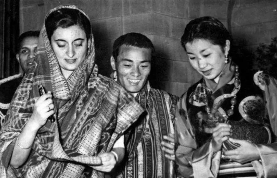 29岁不丹王后怀二胎后地位倍增，国王全程搀扶，太王太后帮看孩子