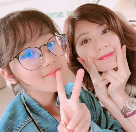 梧桐妹16岁生日，继母出镜与孙志浩亲吻女儿，贾静雯一家缺席