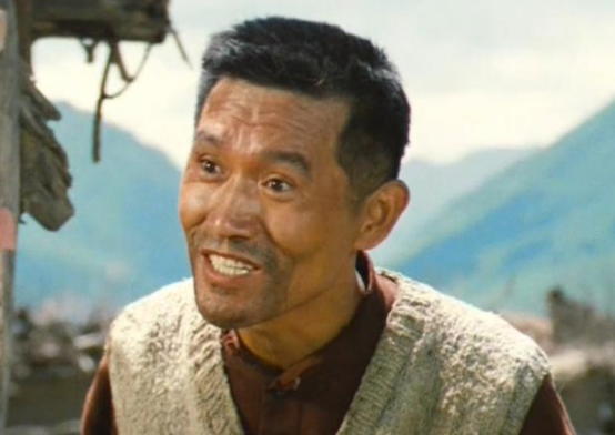 还记得《牧马人》里的村长吗？陈道明见了都要