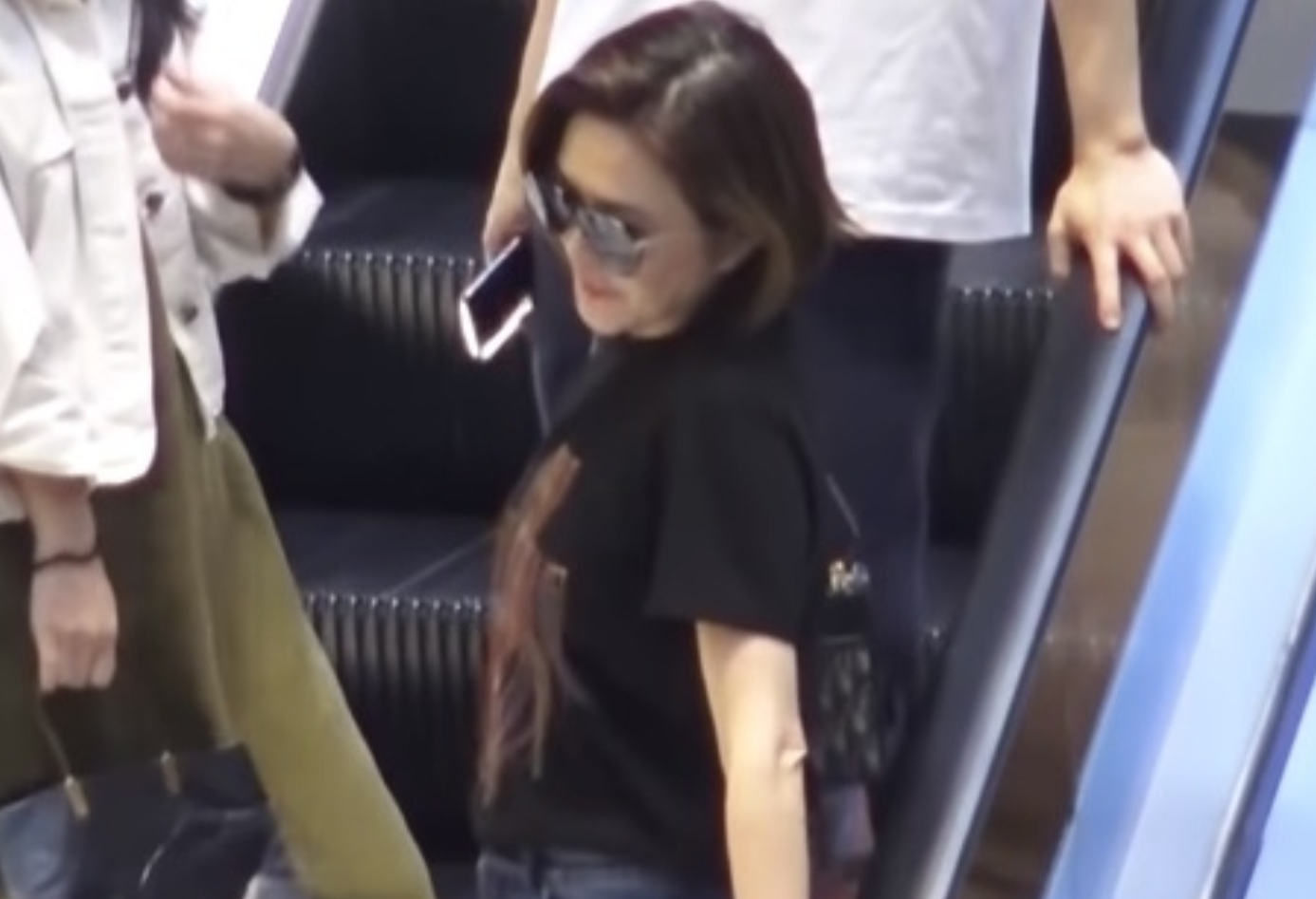 关之琳有新恋情？和小鲜肉聚餐娇羞撩发，半年