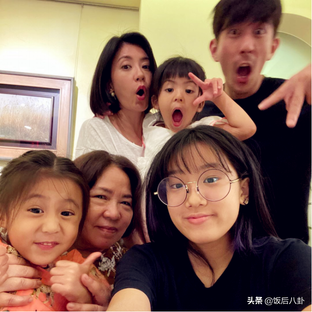 梧桐妹晒全家福，咘咘做鬼脸表情搞怪，波妞门牙掉了笑得很可爱