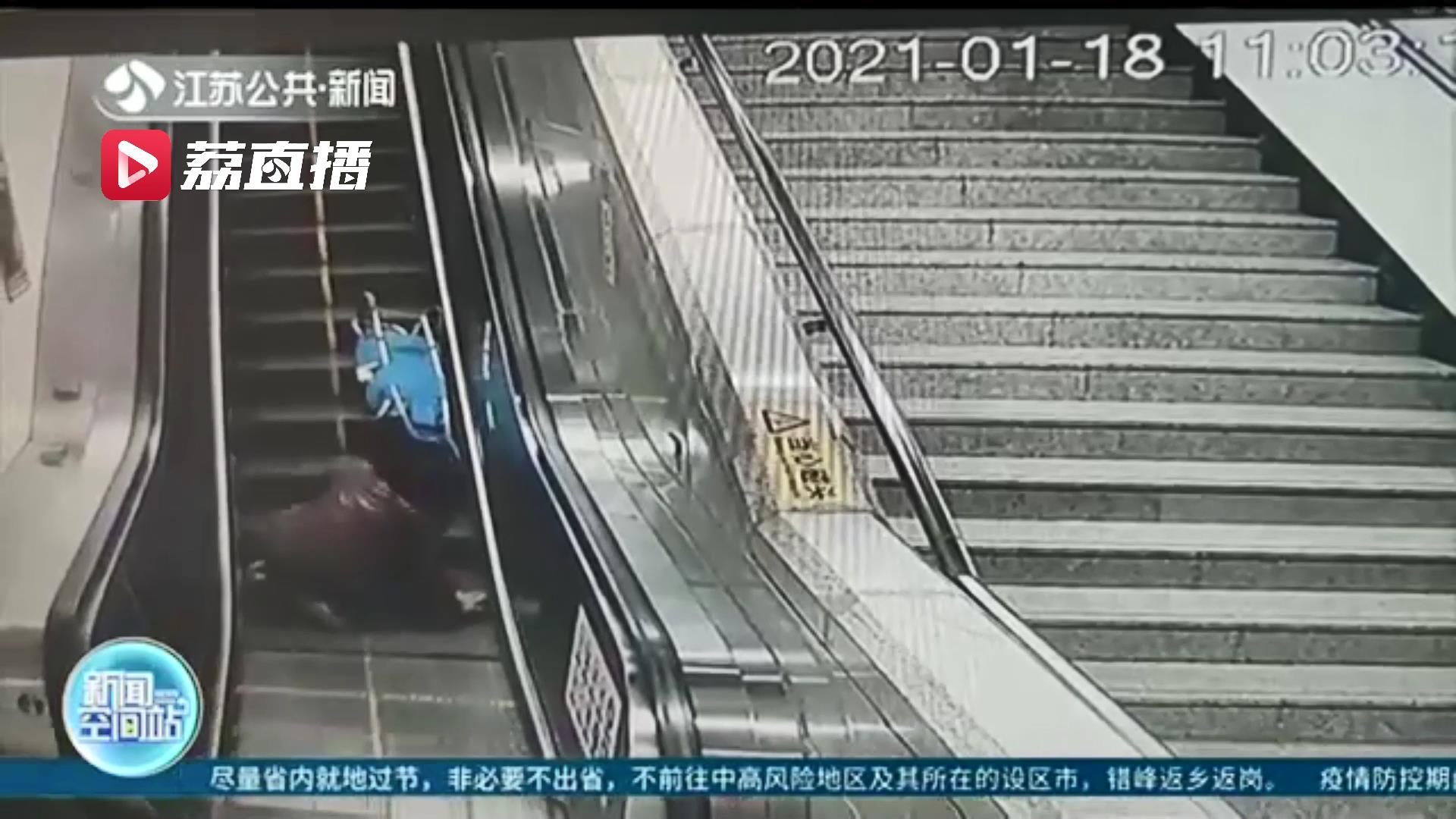注意安全！乘客坐电扶梯摔倒 热心市民伸援手