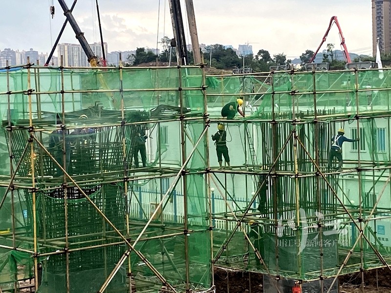 假期不停歇，泸州高铁站加快施工，高架站房主体结构即将完工