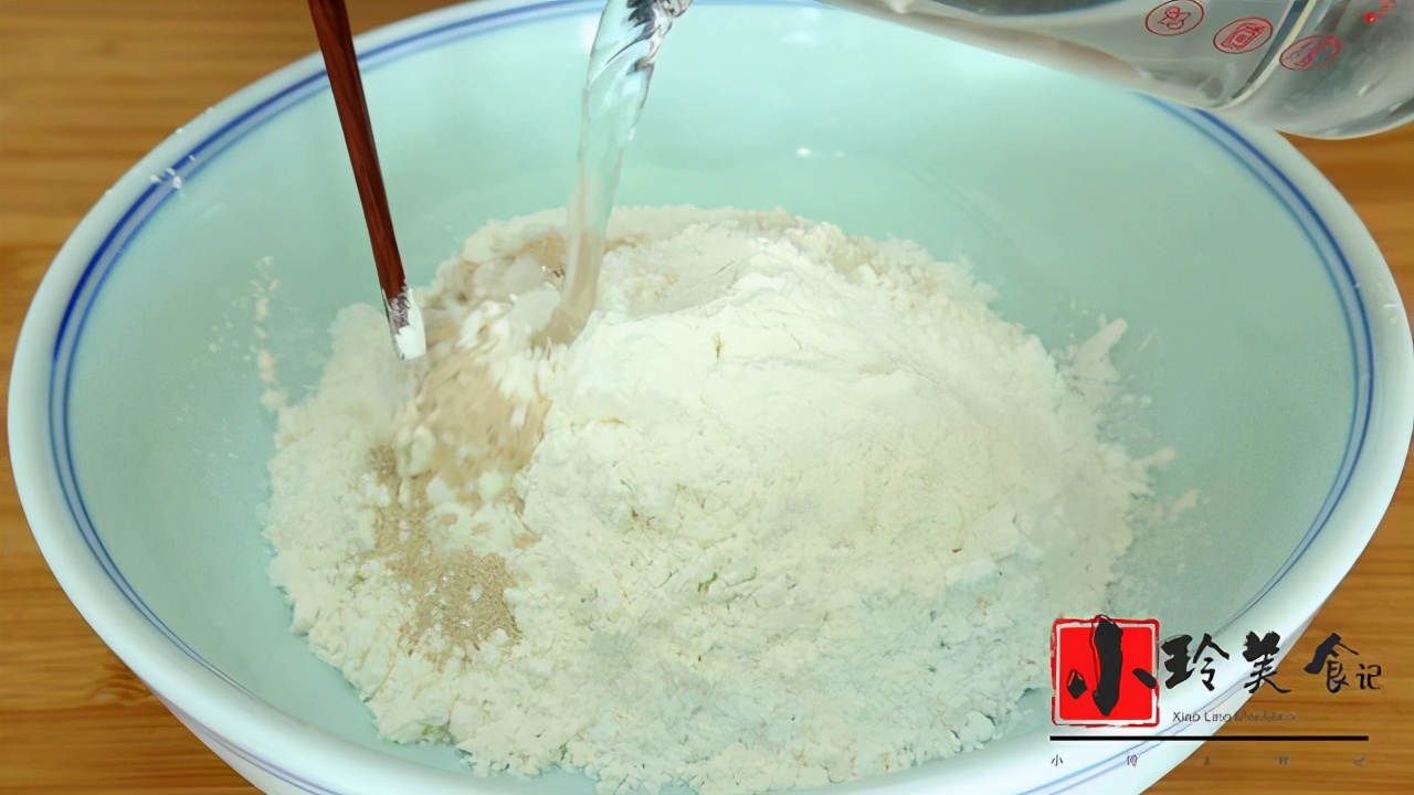 教你糯米芝麻小糖饼的做法，外酥里糯，馅料香甜，大人孩子都爱吃