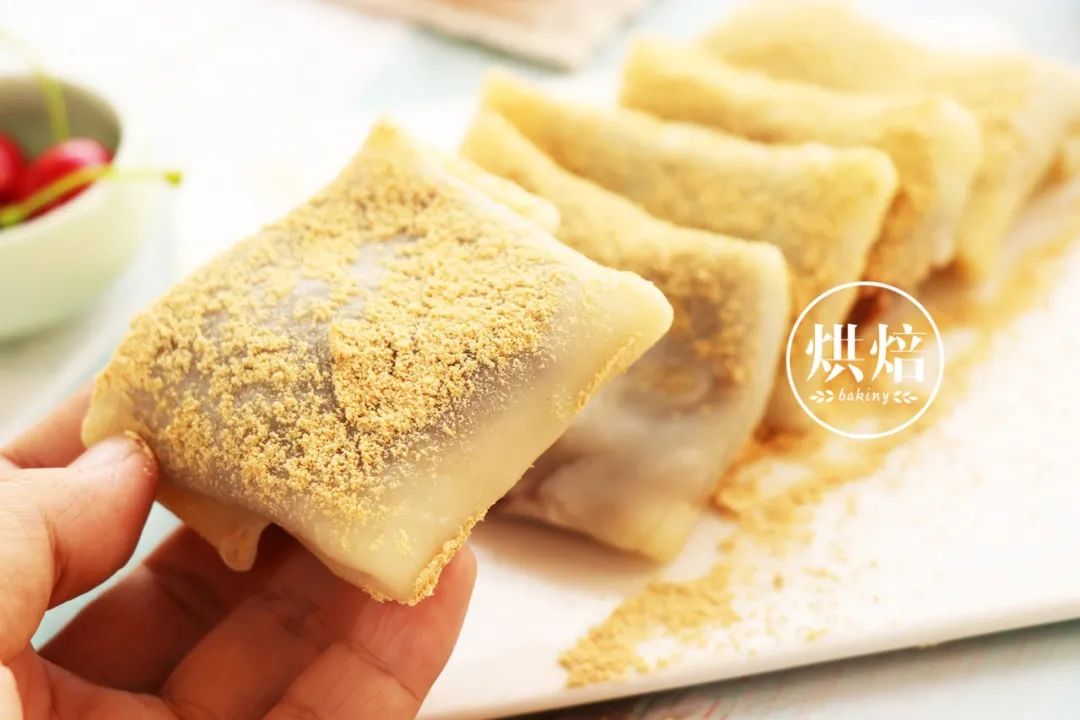 不蒸不烤 糯米糊一煎一包 三分钟一块 撒黄豆粉 香糯绵软 巨好吃