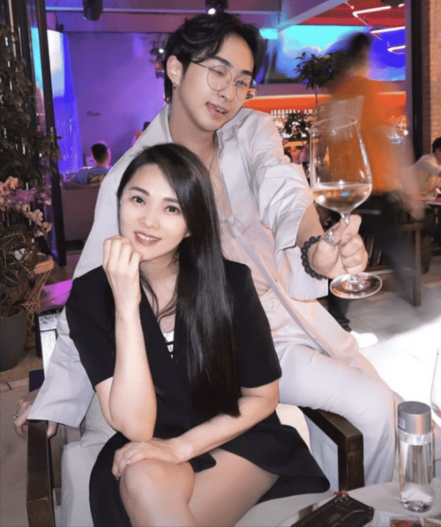 伊能静晒女儿米粒看展萌照，透露儿子目前没有参与综艺戏剧的打算