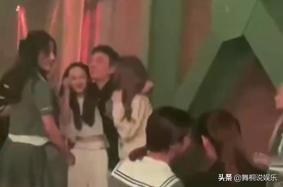 王思聪穿限量女款毛衣现身，售价1万元，网友：都是毛毛雨