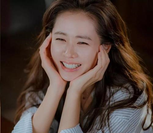 笑容超甜的女星：孙艺珍笑容太暖了，好彩妹笑