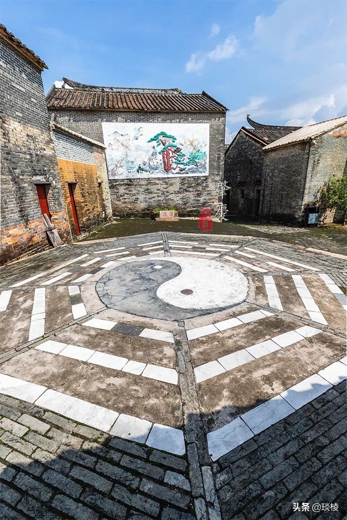 A mysterious "gossip village" actually uses house walls to make village walls, so thieves will get lost