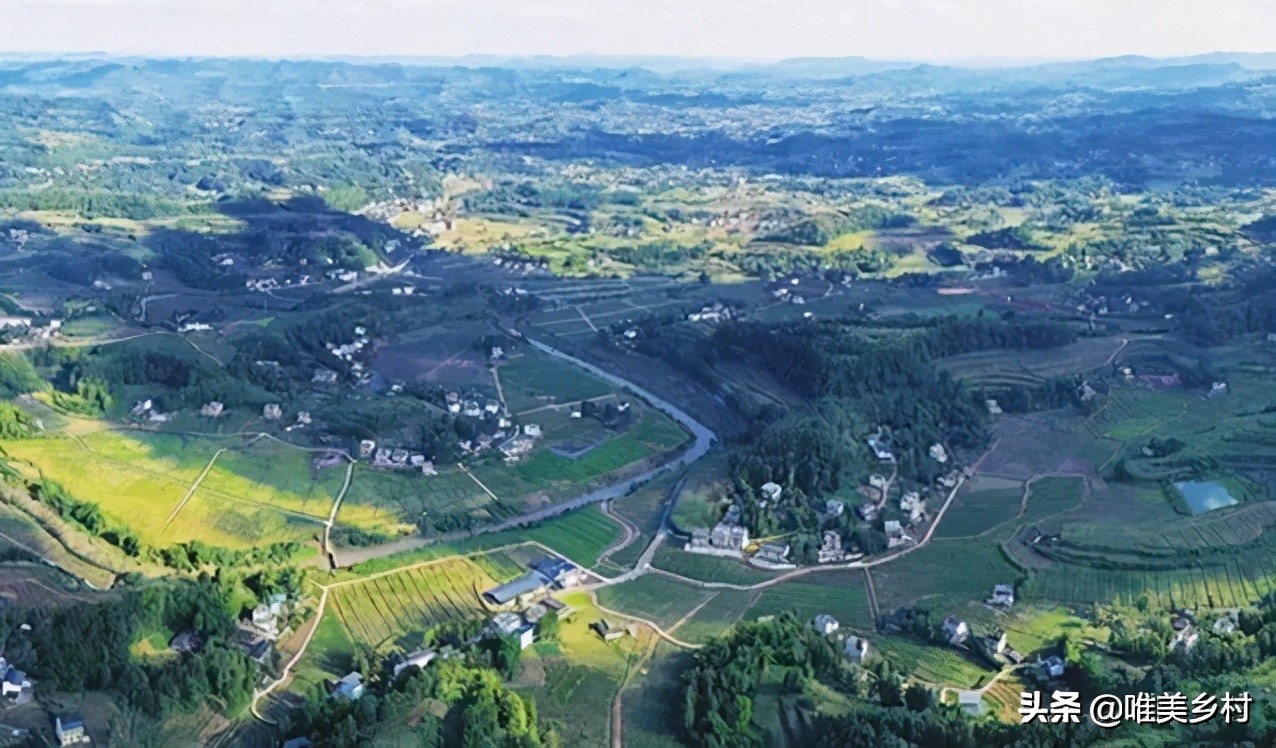 三大背景，一个战略中心？全面推进乡村振兴，兑现历史性的欠账