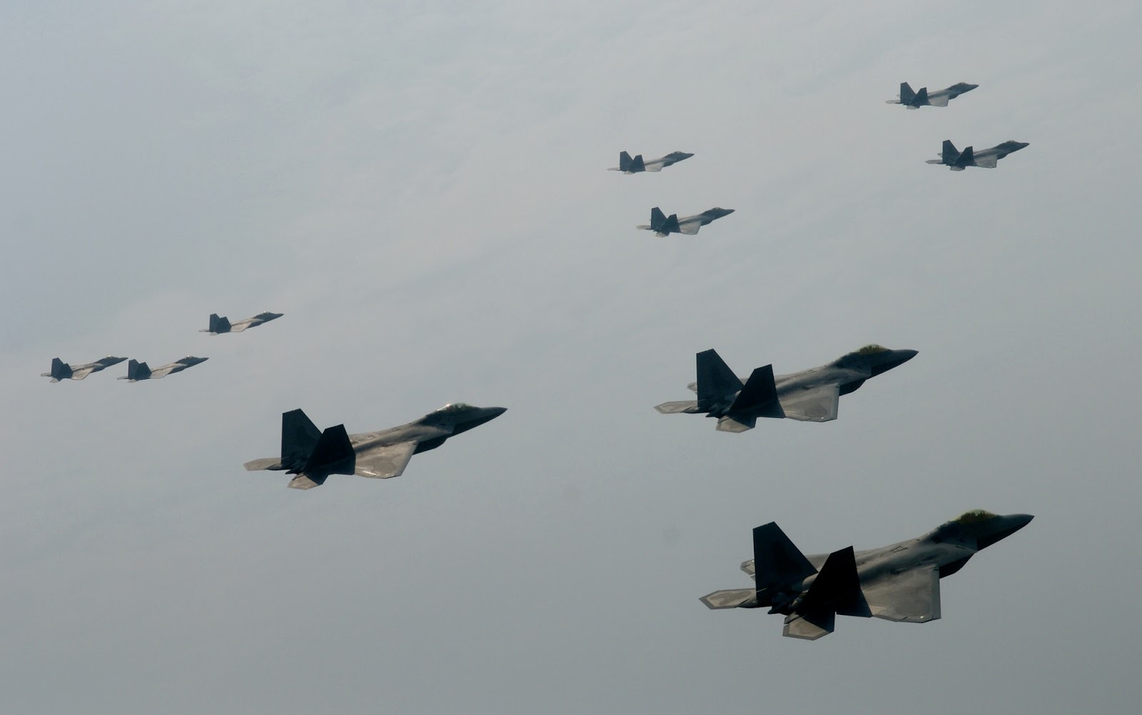 25架F-22战机逼近！美军叫嚣“踹门”，中国早就准备直捣“老巢”
