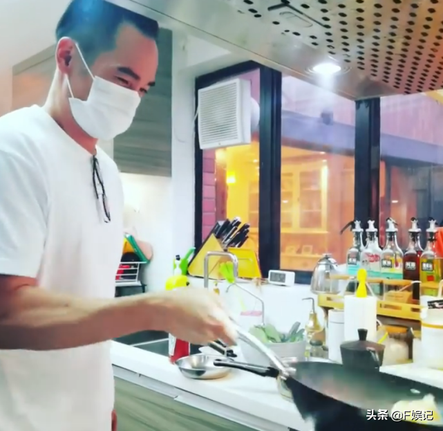 陳豪下班回家幫手煮年夜飯、幫兒子理髮讓陳茵媺可以休息喝咖啡
