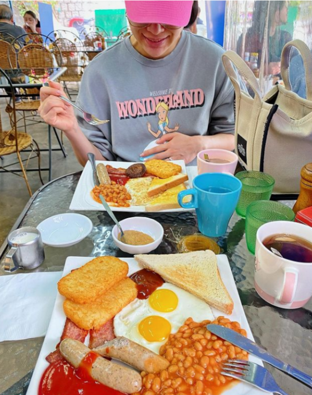 胡杏兒臨盆在即曬自拍賣萌，比心嘟嘴狀態滿分，無名指鑽戒搶鏡