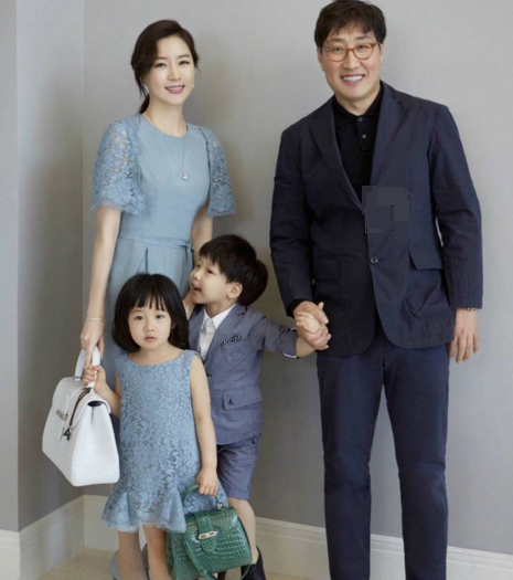 49岁李英爱带孩子玩，9岁龙凤胎身高到妈妈肩膀，女儿可爱漂亮