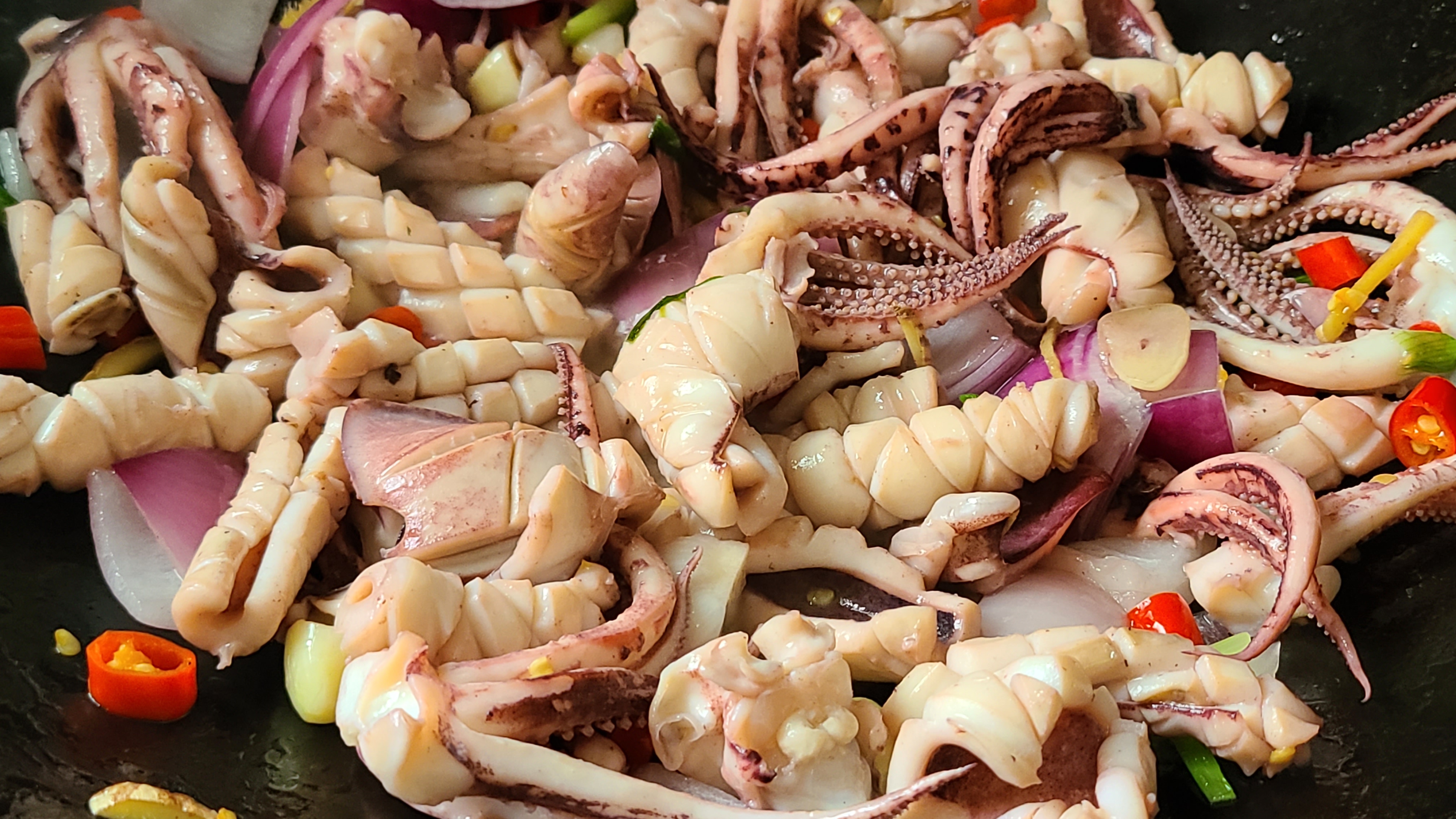 爆炒鱿鱼的做法，香辣下饭又好吃，这一道美味家常菜，味道很棒