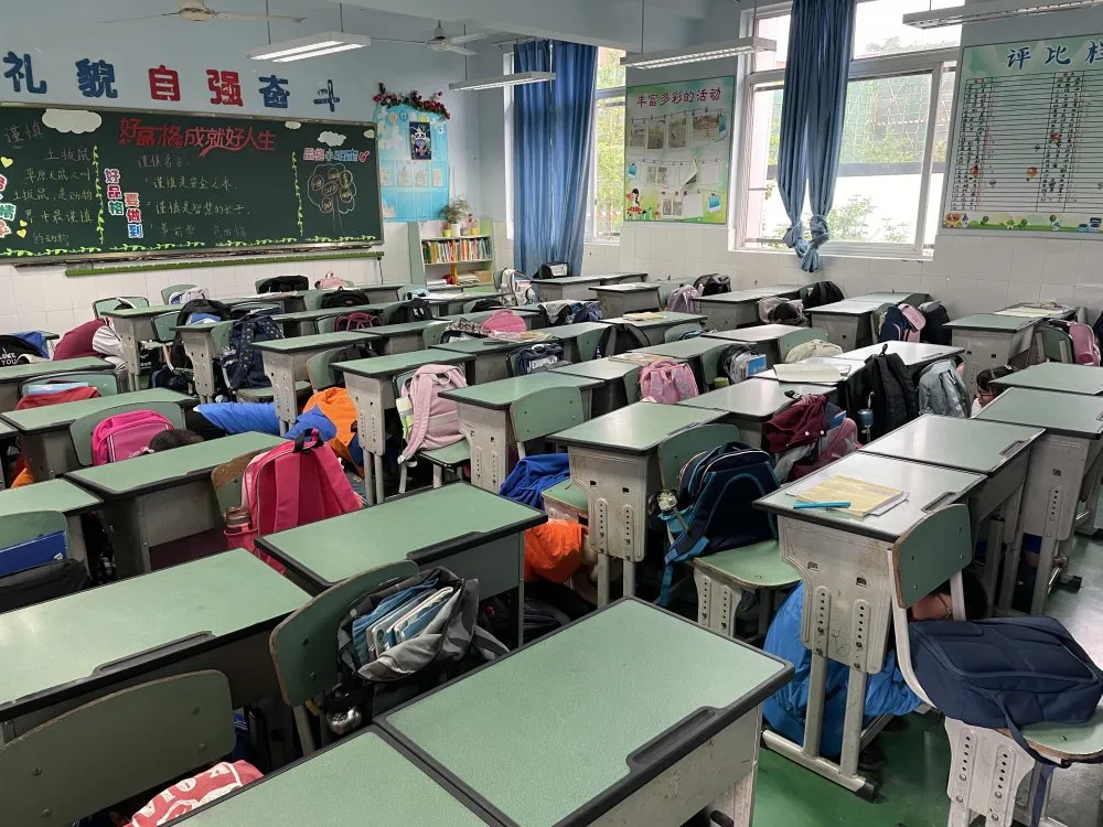 强化防震意识 关爱生命安全丨双流彭镇小学开展防震应急疏散演练