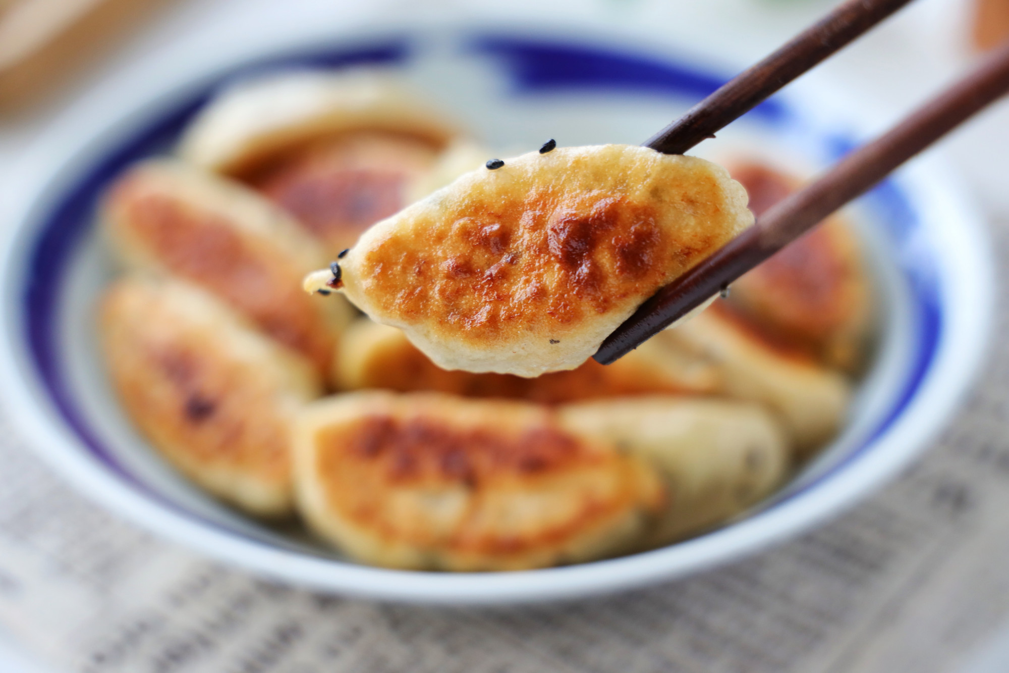 包菜還可以這樣吃，皮薄餡大，金黃酥脆，一人吃一盤都不膩，香