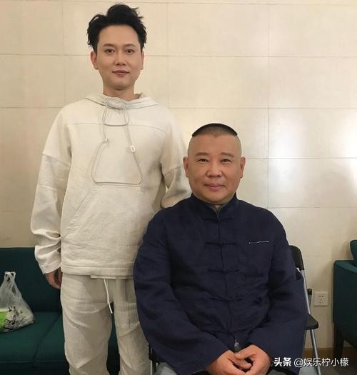 同是跟郭德纲合影，栾云平和孟鹤堂的不同姿势，诠释了情商的差距