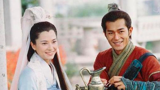 郭羡妮46岁生日宅家庆祝，与女儿同框似姐妹，点