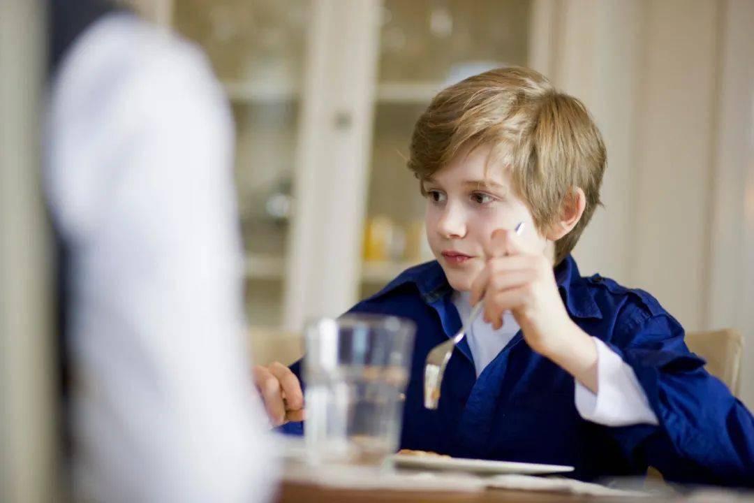 孩子將來是否孝順，小時候就有所顯現，父母警惕孩子3個�毛病�