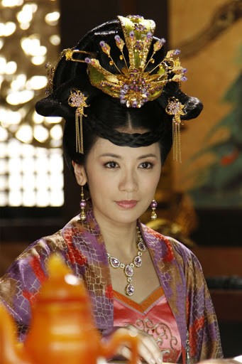 贾静雯大女儿庆16岁生日！被父亲和继母左右亲吻，一家三口好温馨
