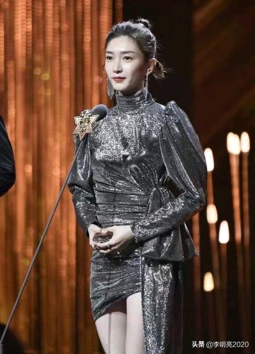 江疏影的“豆腐腿”真是绝了，上台阶时拿手遮，为了美也是拼了