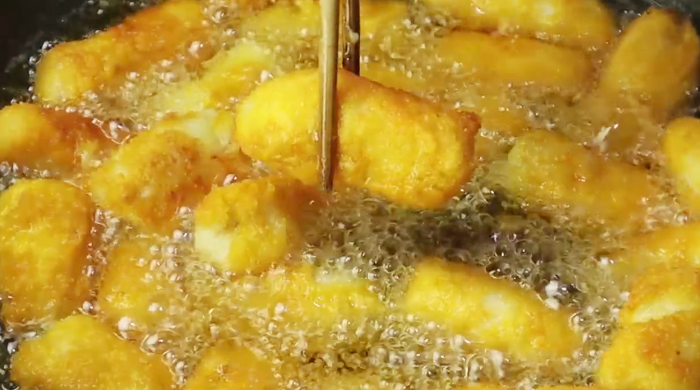 香蕉裡淋2雞蛋，簡單一做，軟糯香甜，孩子特愛吃，一次2斤不夠