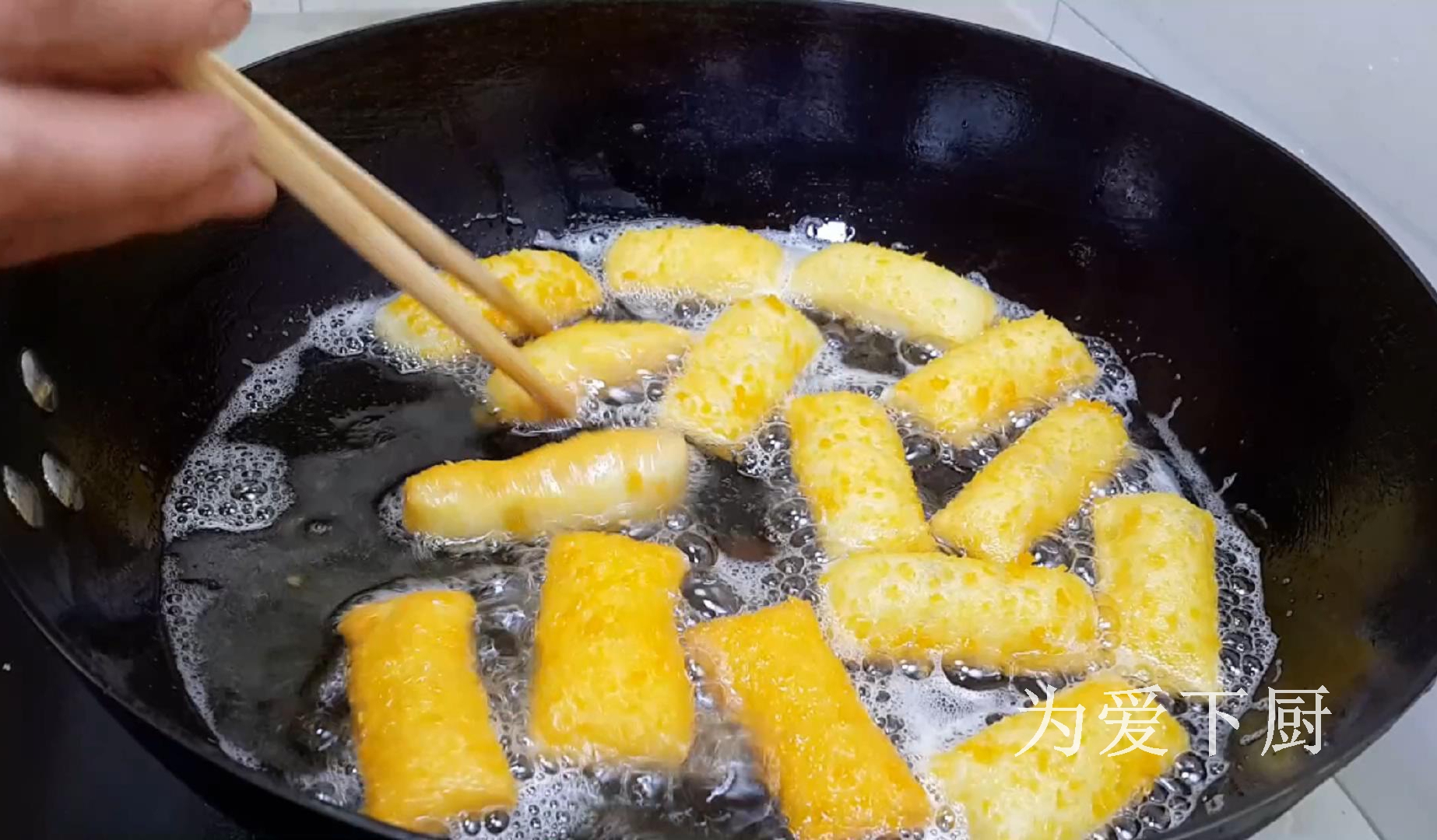 零食这样做才简单，加2个鸡蛋，外焦里软又香甜，比面包油条好吃