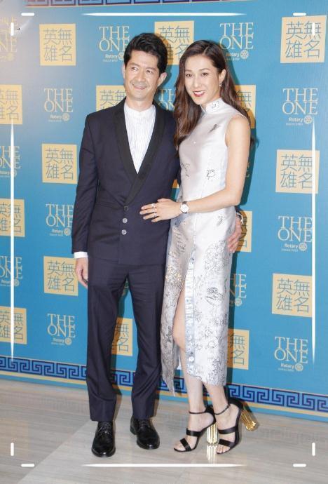 钟嘉欣罕有晒全家福，大13岁丈夫换新发型，夫妻俩终于不像父女