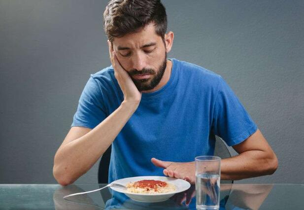 酒精肝發作前，身體多次發出求救信號，愛喝酒的人，及時抓住