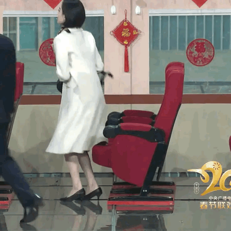 春晚4个小插曲：倪妮借大牌衣服不敢摘标签，王一博差点掉下舞台