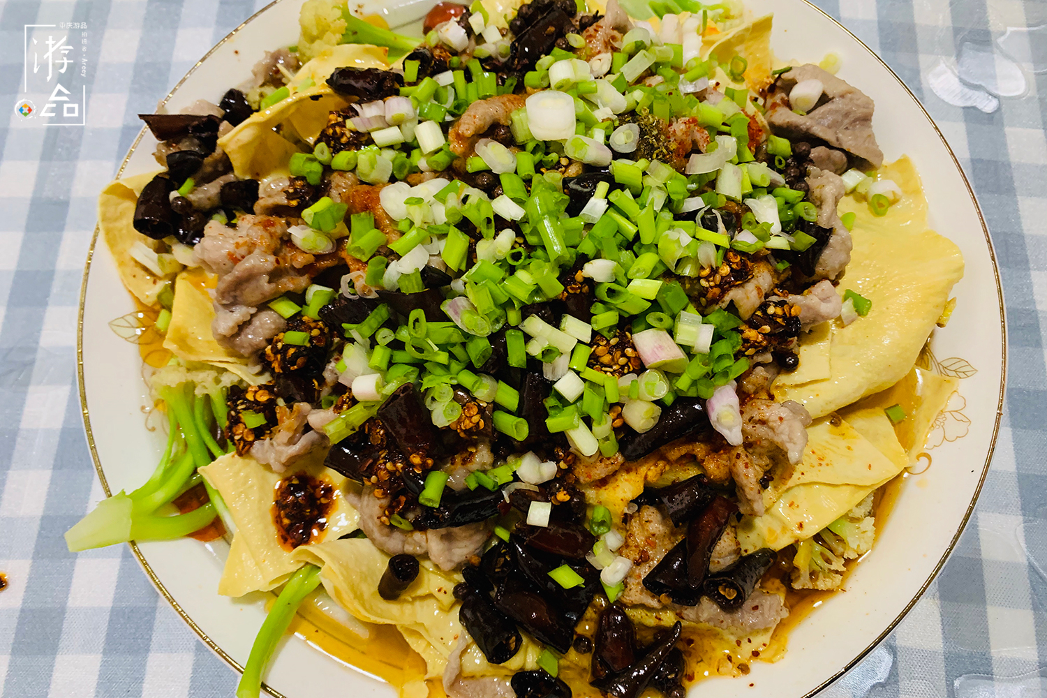 水煮肉片麻辣鲜香，以肉为主蔬菜为辅，用什么菜打底才是正确的？