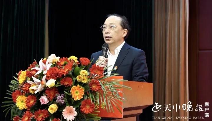 駐馬店市第二初級中學舉辦師德模范報告會