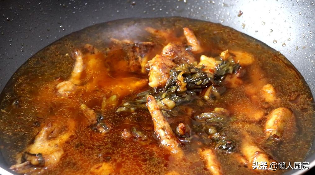 这是鸡爪的新做法，配上一点酸菜，开胃下饭，酥烂脱骨