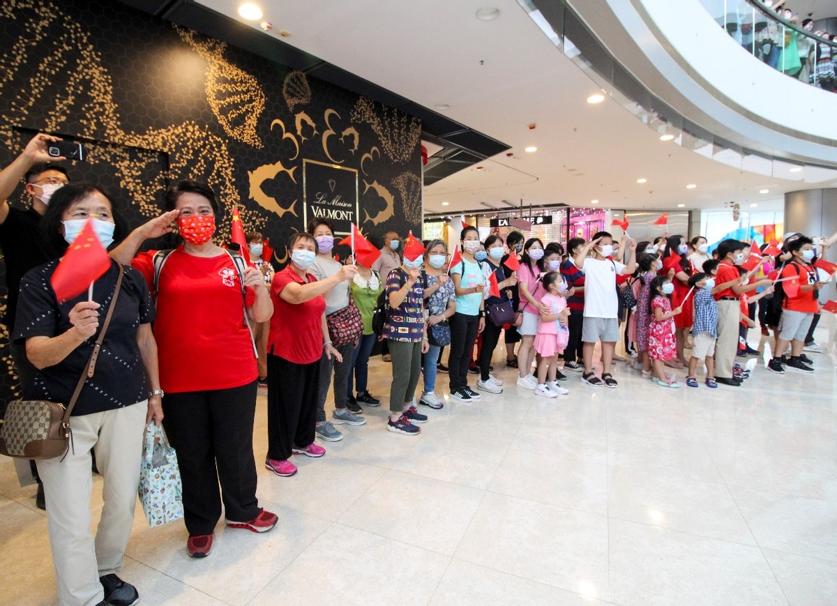 喜迎七一，香港青年以“快闪交响乐”的方式祝福祖国