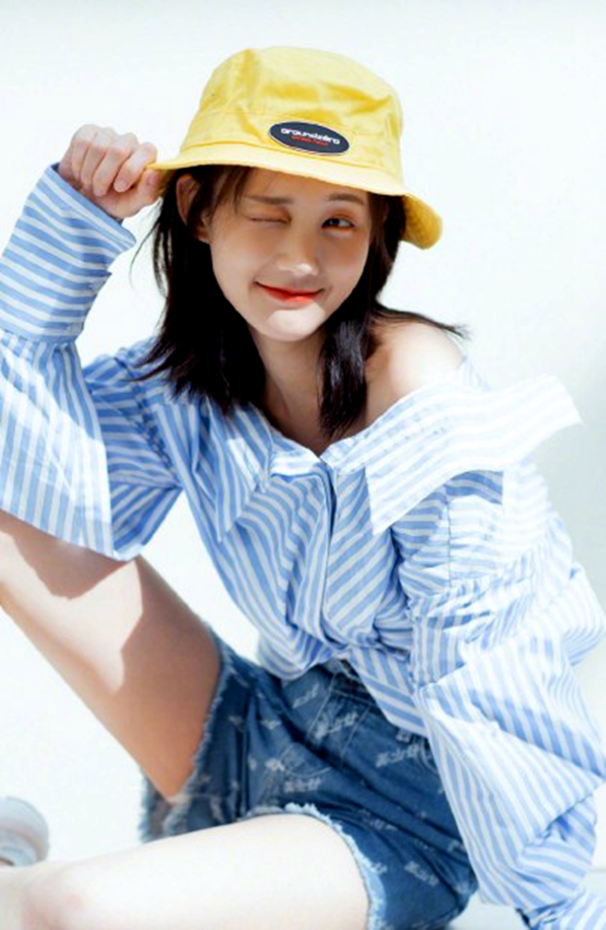 "A general term for young women of body cold manner and air " Li Yitong keep out is cold write down