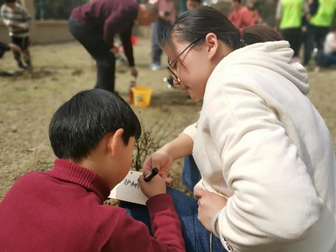苏州吴中太湖新城融湾与颐湾社区开展青少年植树节活动