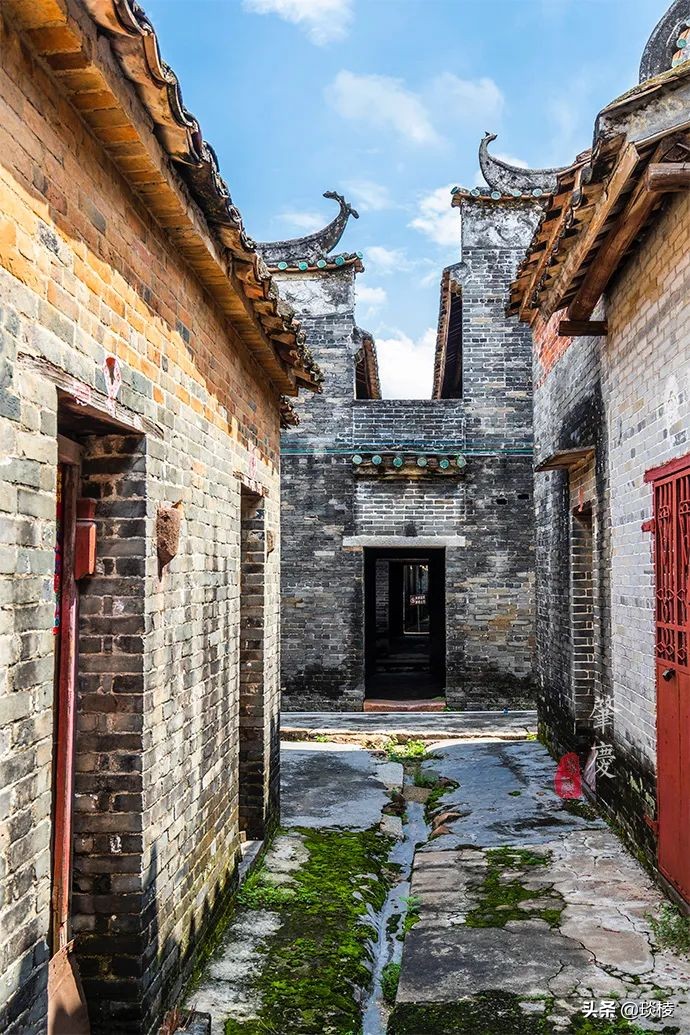 A mysterious "gossip village" actually uses house walls to make village walls, so thieves will get lost